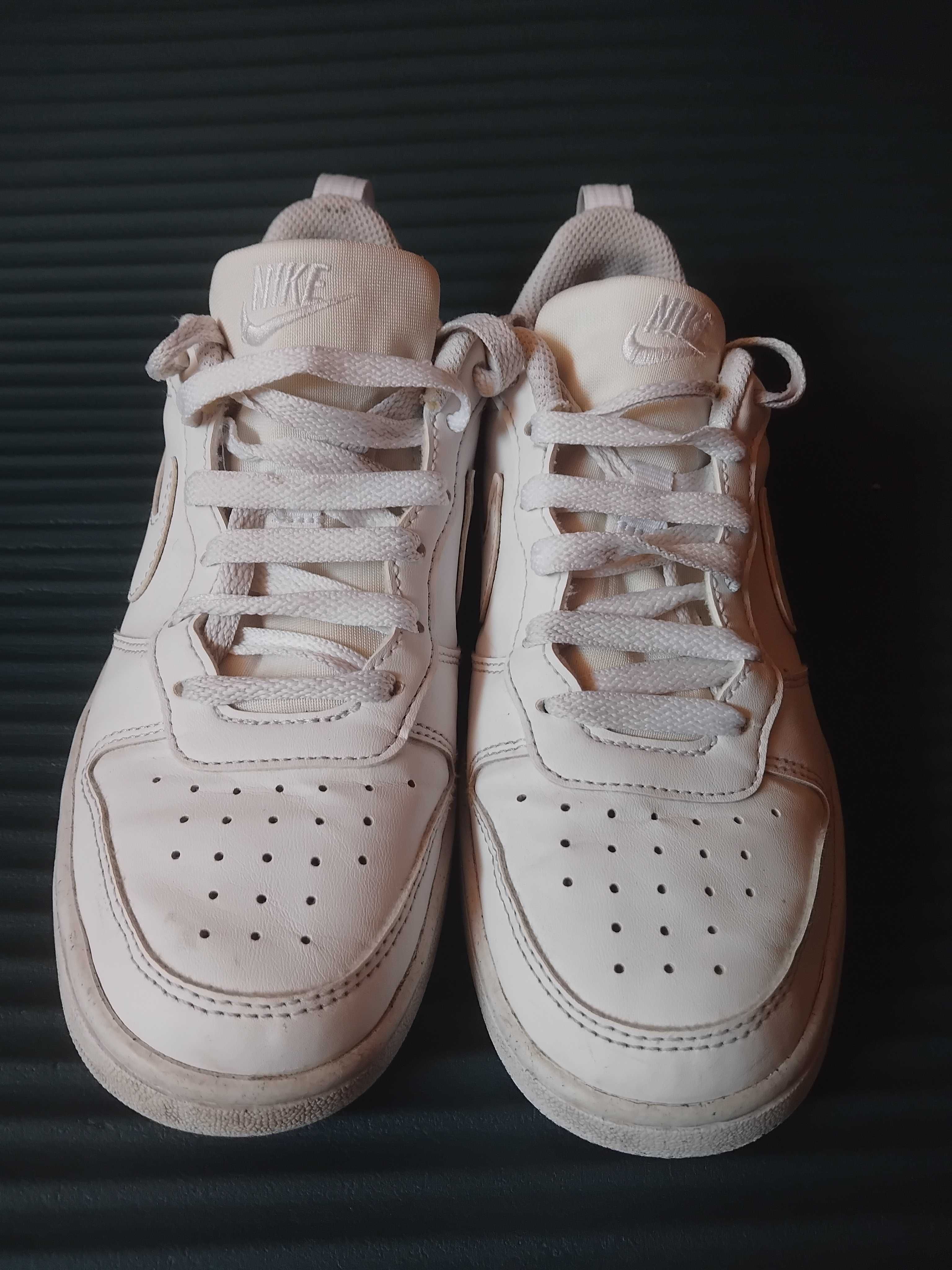 NIKE 100% оригинални бели маратонки