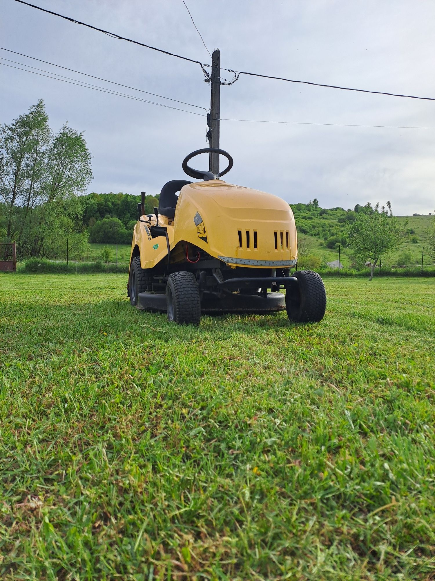 Vând tractoraș de cosit iarba