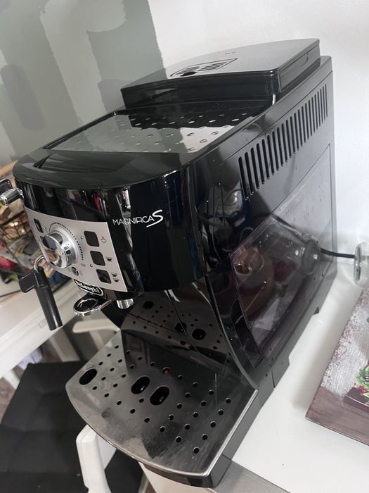 Vând espressor Delonghi Magnifica S