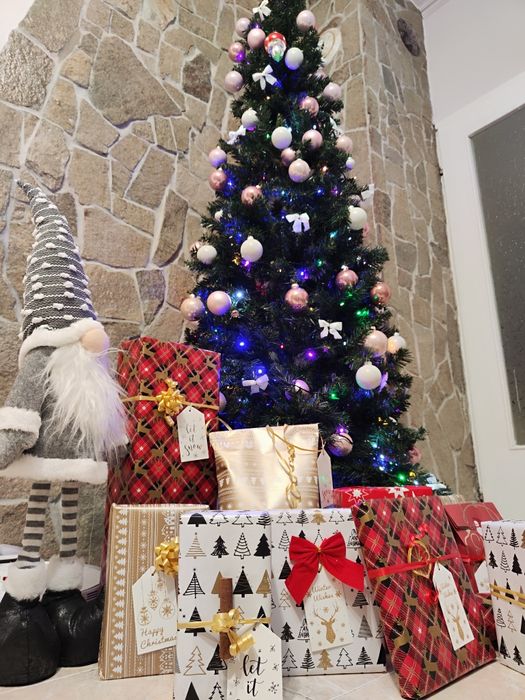 Коледна елха 210см ,заедно с играчките по нея