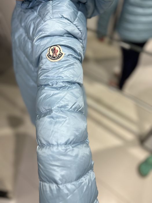 Vând geaca Moncler originala,pt 11-12 ani,potrivita si pt XS