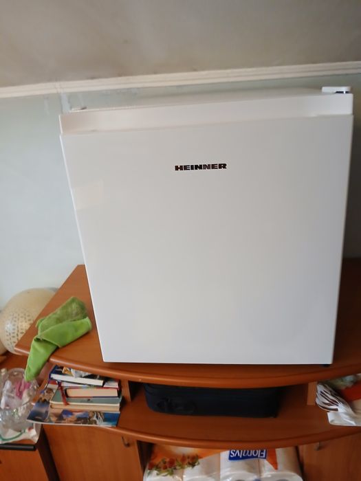 VHVând frigider cu un mic congelator (tip bar ),HEINNER