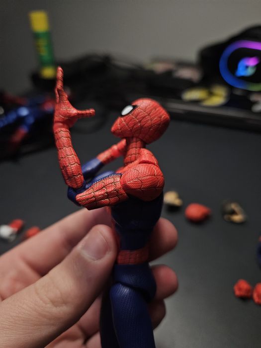 Figurina de actiune sentinel peter b parker spiderman.
