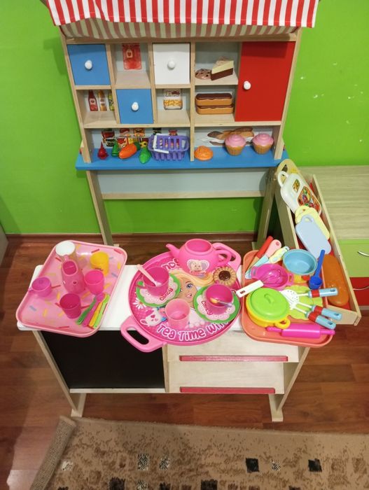 Детска кухня с играчки