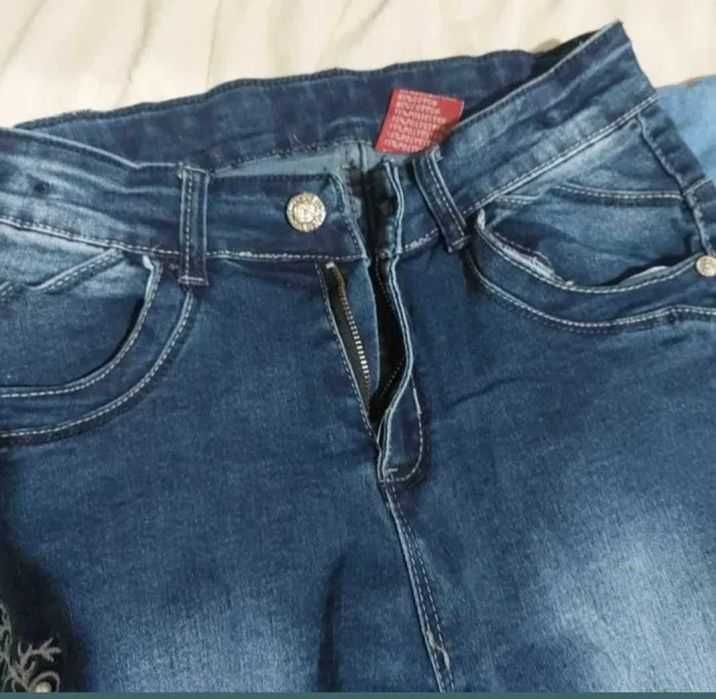 Blug casual cu model floral margele si pietricele