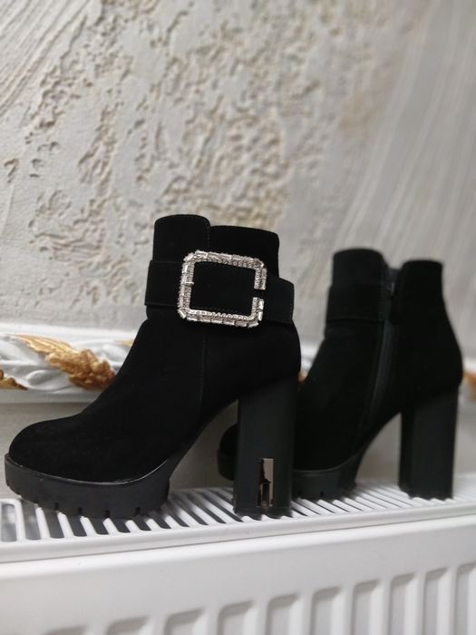 vand-botine-de-catifea-culoarea-neagra