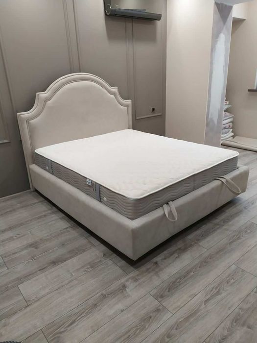 Мастер по мягкой мебели со своей бригадой