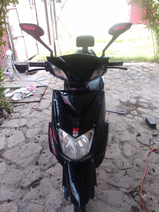 Dau la schimb scuter electric cu unul pe  benzină