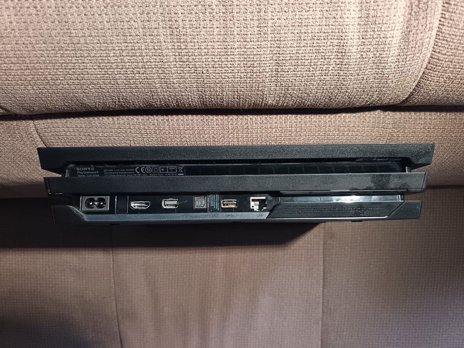 Ps4 Pro cu un controler