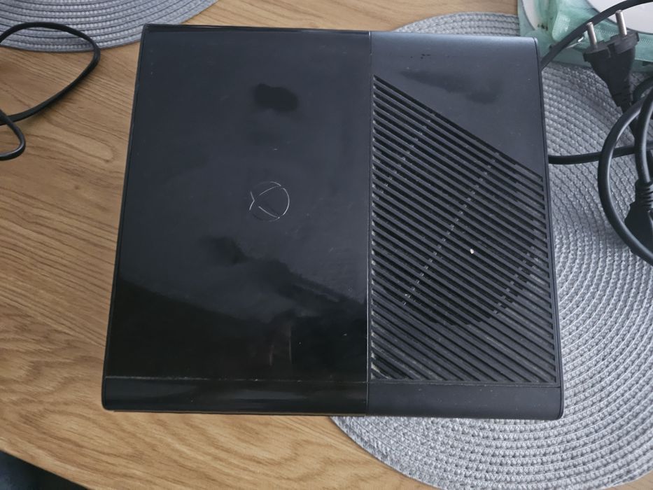 Xbox 360 Editie 512 GB (Fara zgarieturi) + kinect + colectie de jocuri