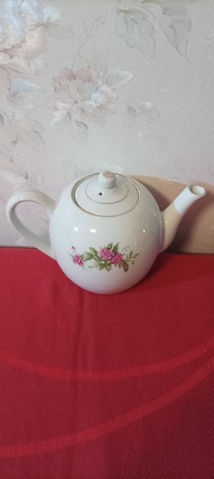 Чайники фарфоровые.