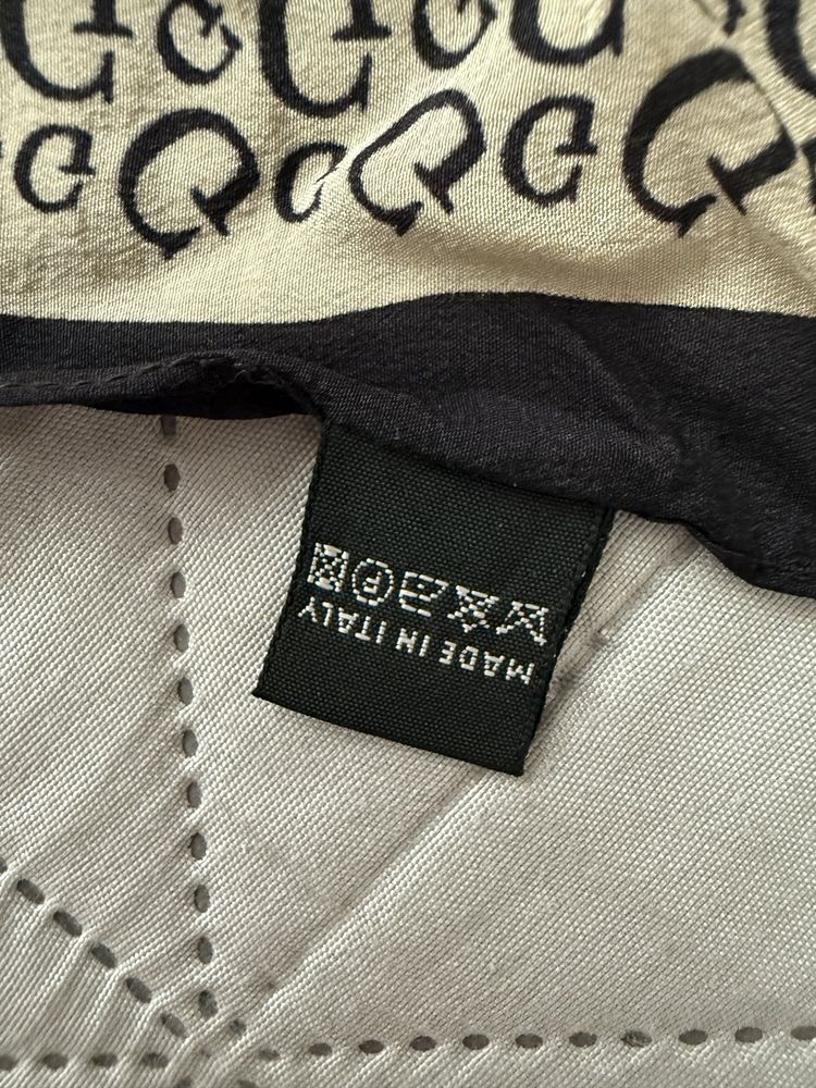 Елегантно шалче Guess