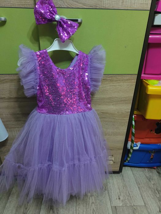 Продам платье для девочки на 5 лет