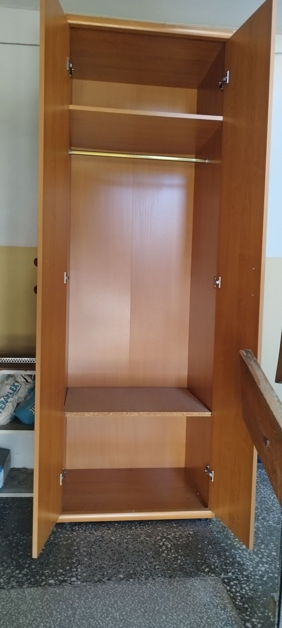 Двукрилен гардероб