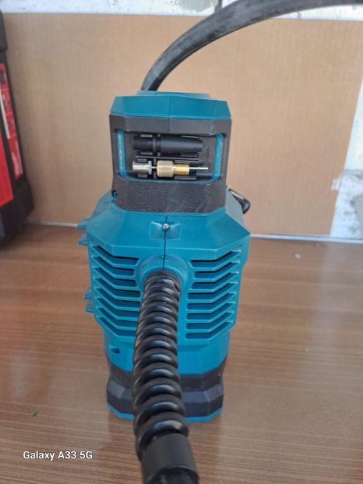 Vând compresor makita
