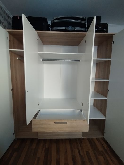 Гардероб четирикрилен с огледало.