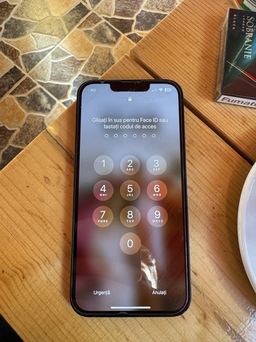 Vand iphone 13 simplu