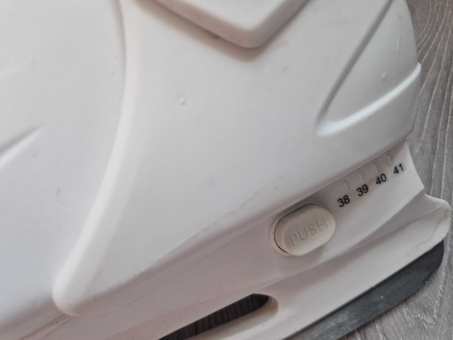 Patine pentru patinaj pe gheața