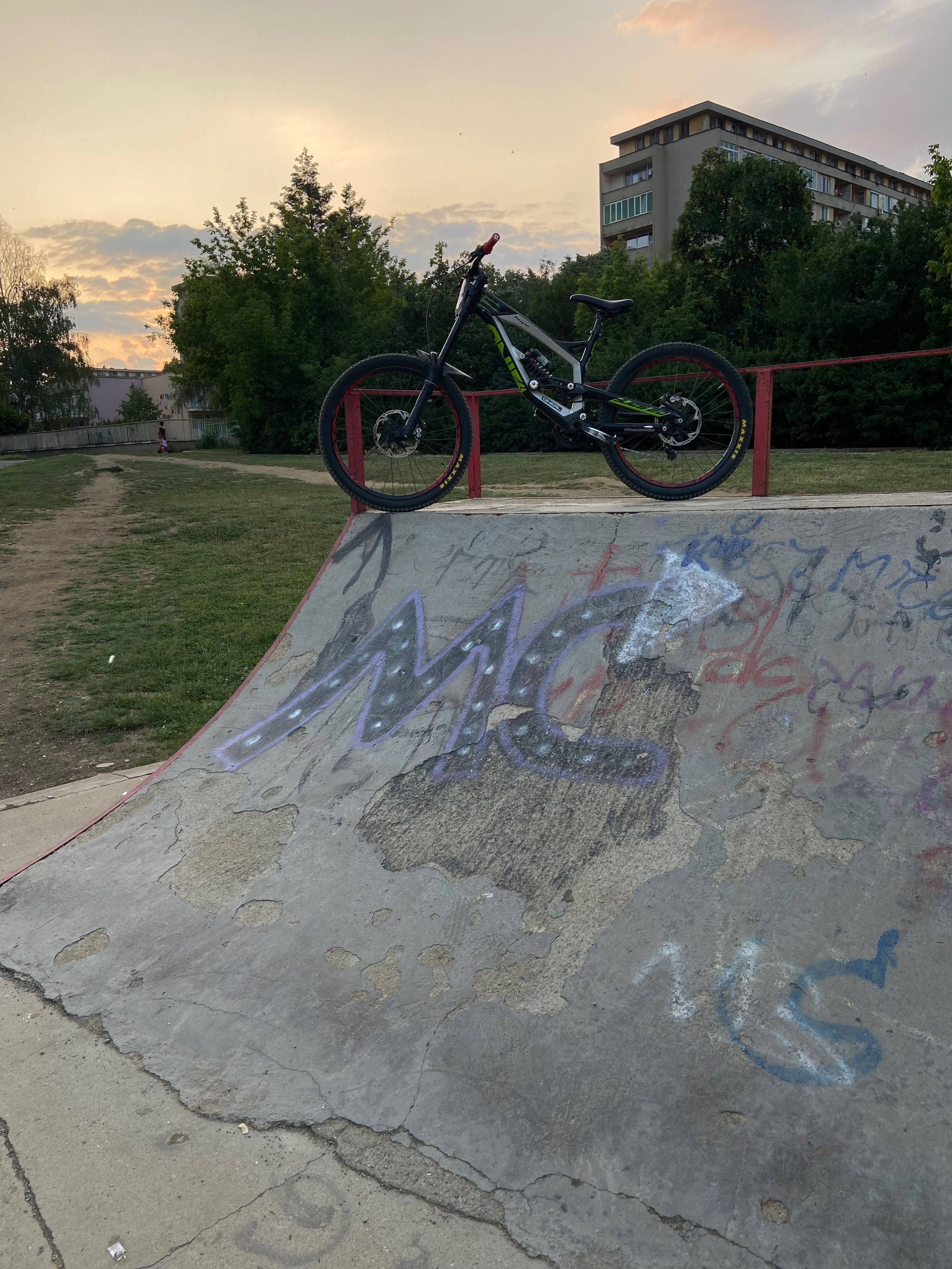 YT Tues DH колело