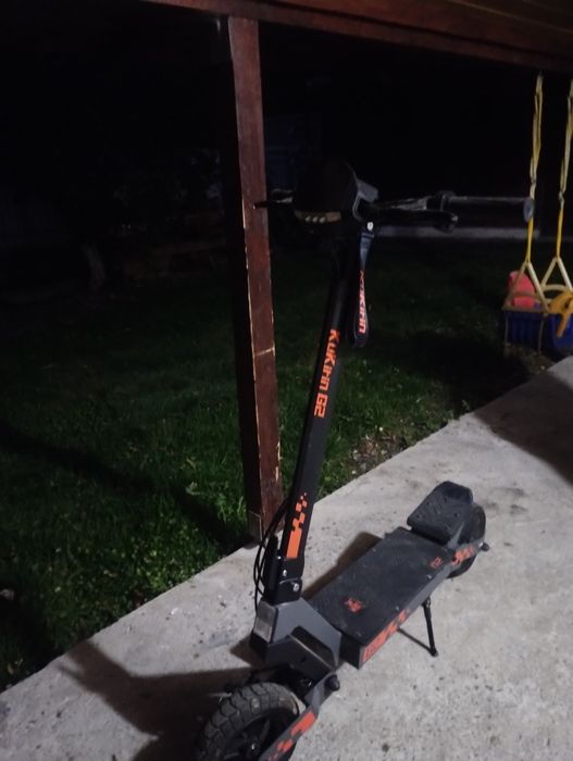 Vand trotineta kukirin g2, necesita o roata pe spate ea are 822 de km,