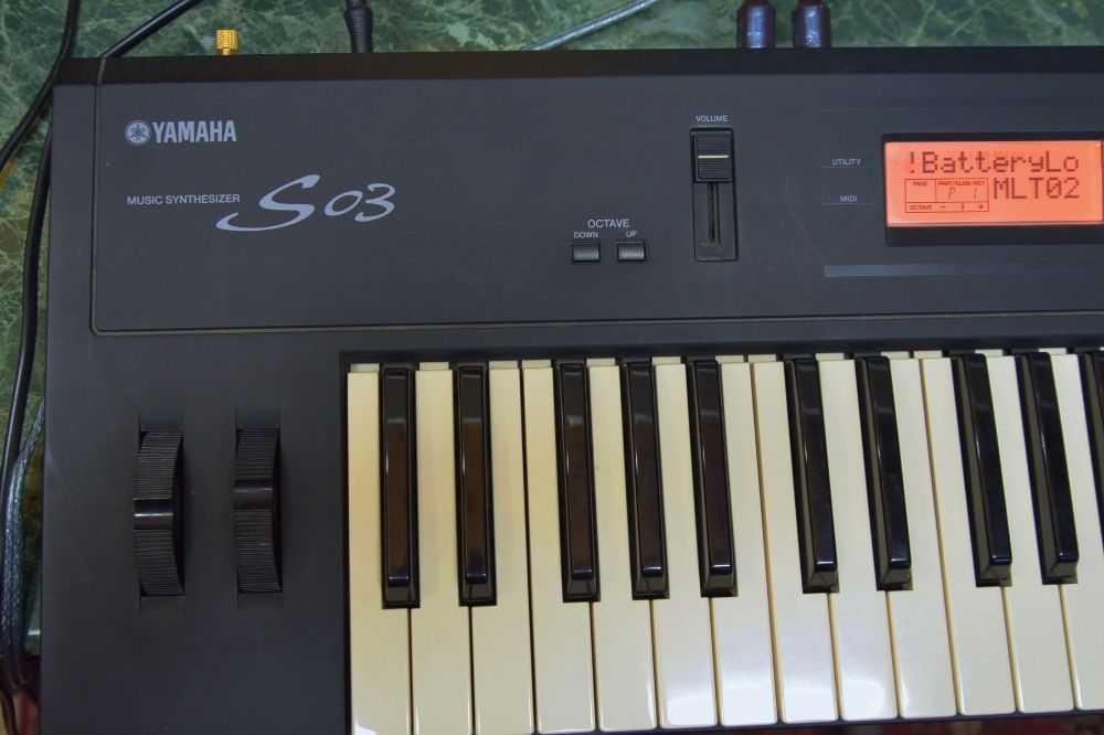 синтезатор YAMAHA S 03