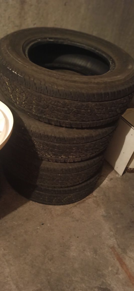 Продавам 4 гуми COMPETUS 205/70R 15