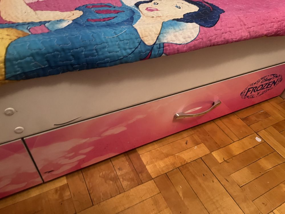 В идеальном состоянии детская кровать для девочки