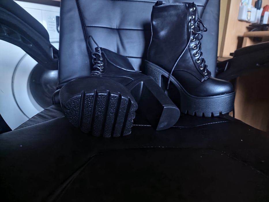 Botine cu șiret și toc gros