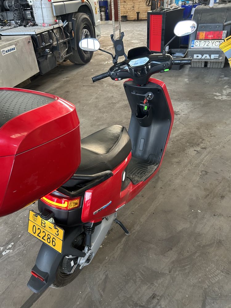 Scuter scooter Niu M+