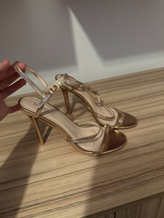 Sandale elegante aurii cu toc noi