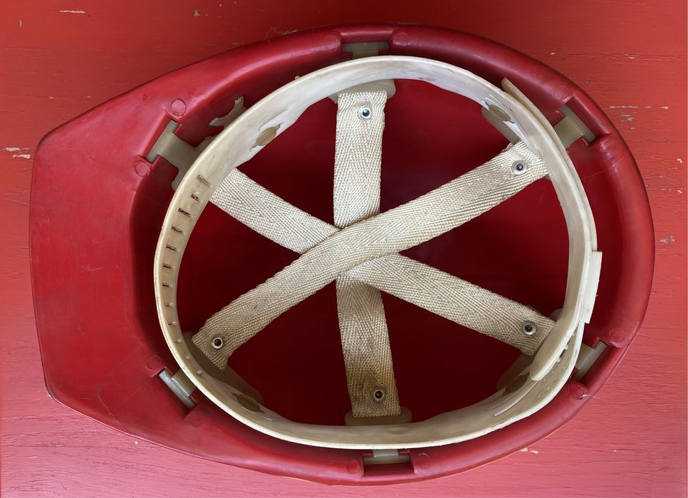 Работническа каска от ранният соц