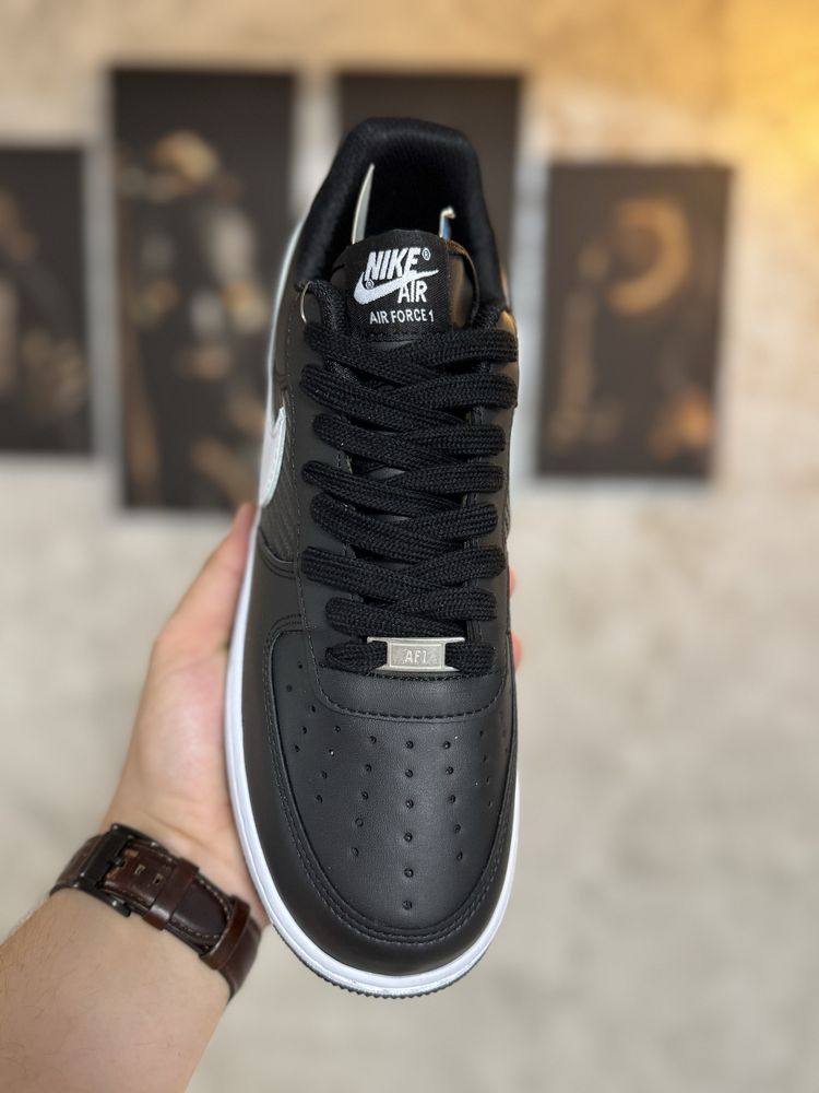 Adidasi Barbati Nike Air Force 1 Black & White!