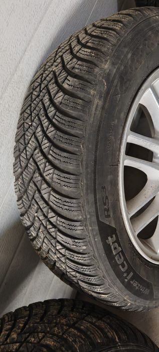 Vând 4 roți iarnă echipate complet cu jante de aliaj
Se potrive