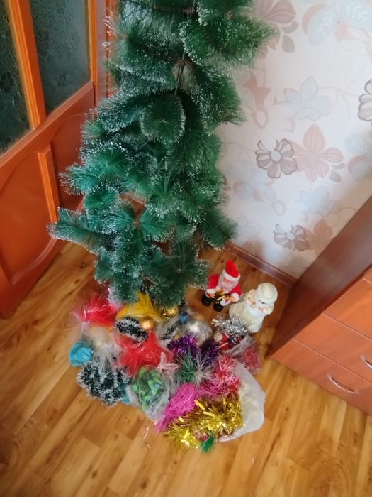 Продам искусственную елку высота 1 ,5 метра