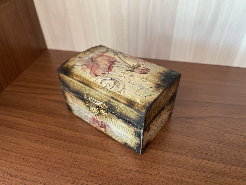 Дървена кутийка за бижута