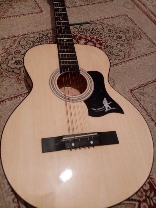 Продам гитару почти новая