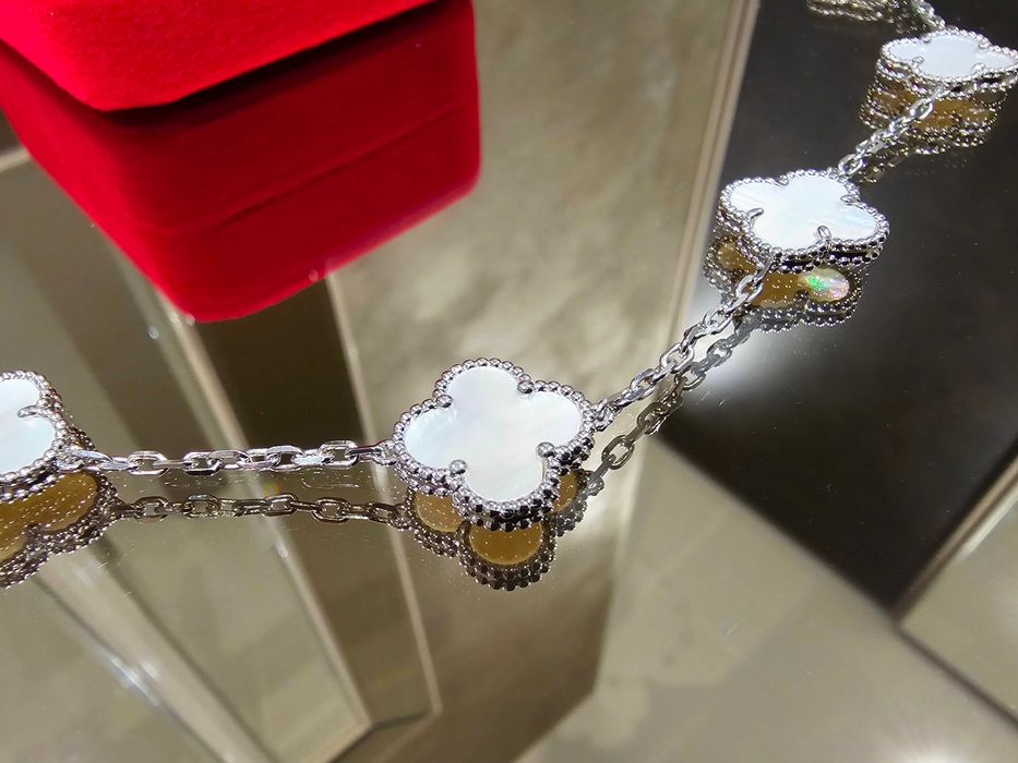 Van Cleef & Arpels VCA Silver Mother 20 Motifs Alhambra Дамско Колие