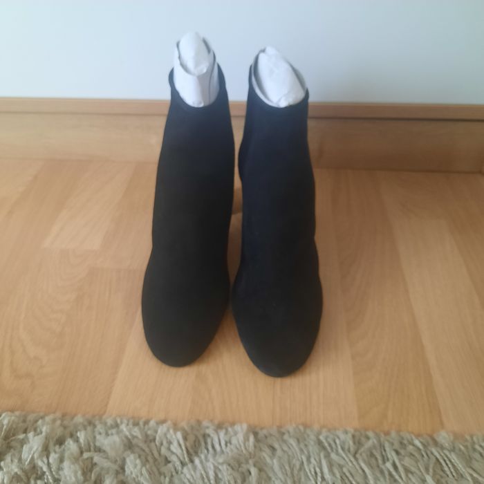 Ghete piele fina, mărimea 40 foarte elegante...noi cu eticheta