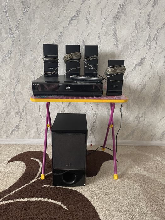 Дом кинотеатр.очень качественный звук .отлична для дома