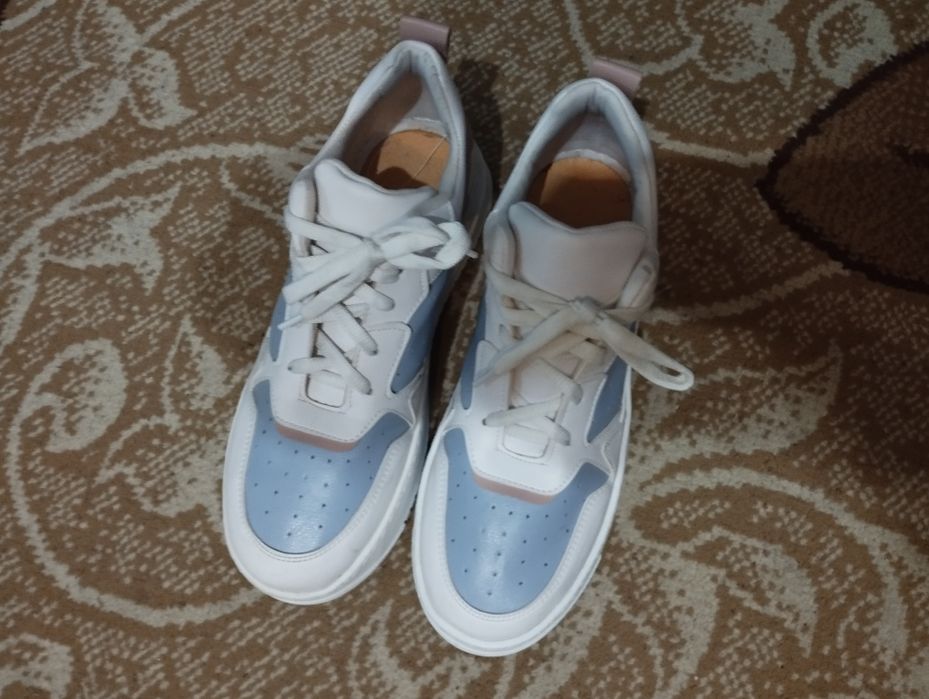 Продавам спортни обувки