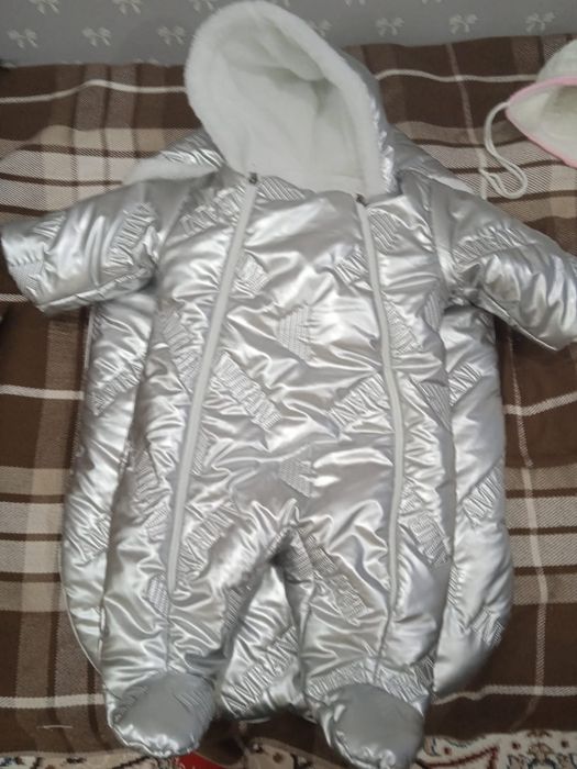 Продам конверт-комбинезон для малыша на выписку из роддома (комплект)
