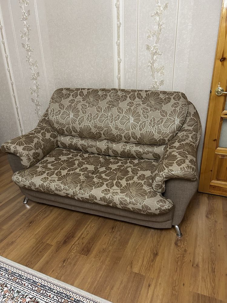 Продается комплект из диванов и кресла
