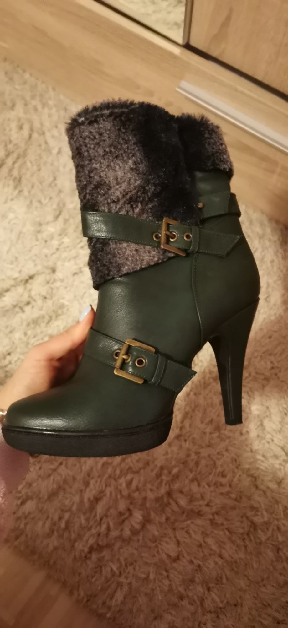 Botine imblanite cu toc, comode