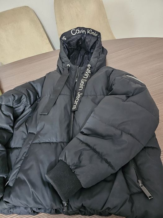 Продам женскую куртку Calvin Clein