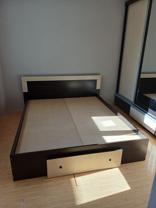 Pat  de mijloc 160/200 cu spațiu de depozitare
