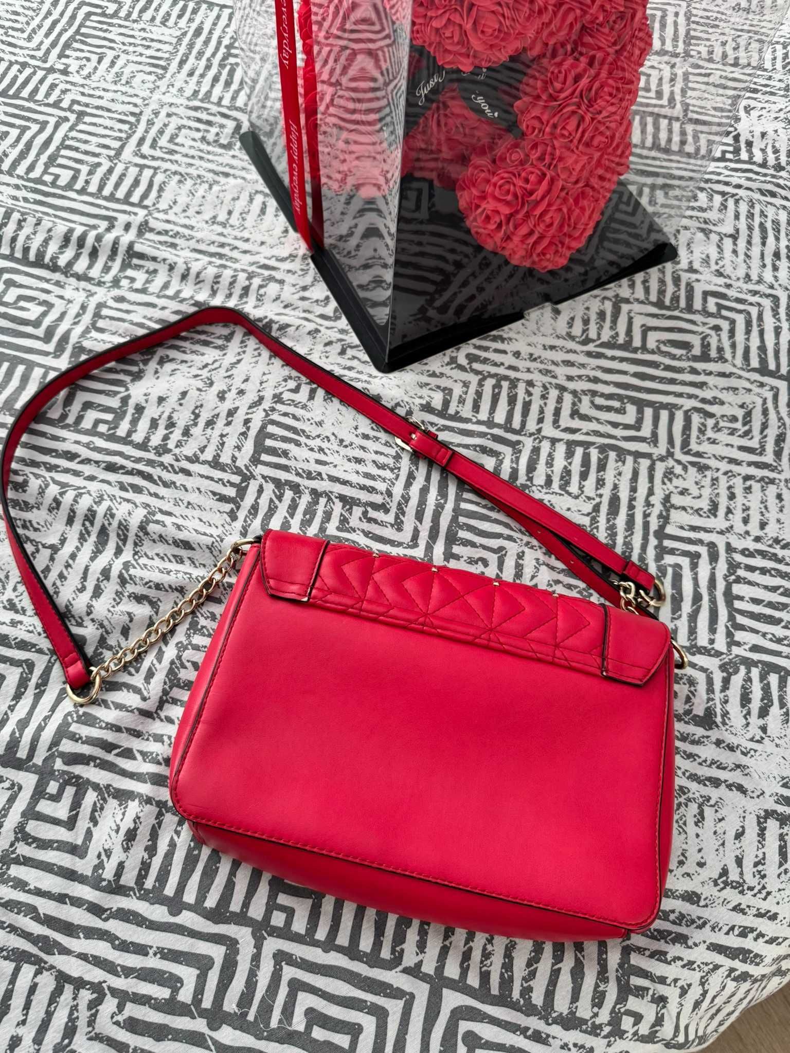 Маркова чанта Guess