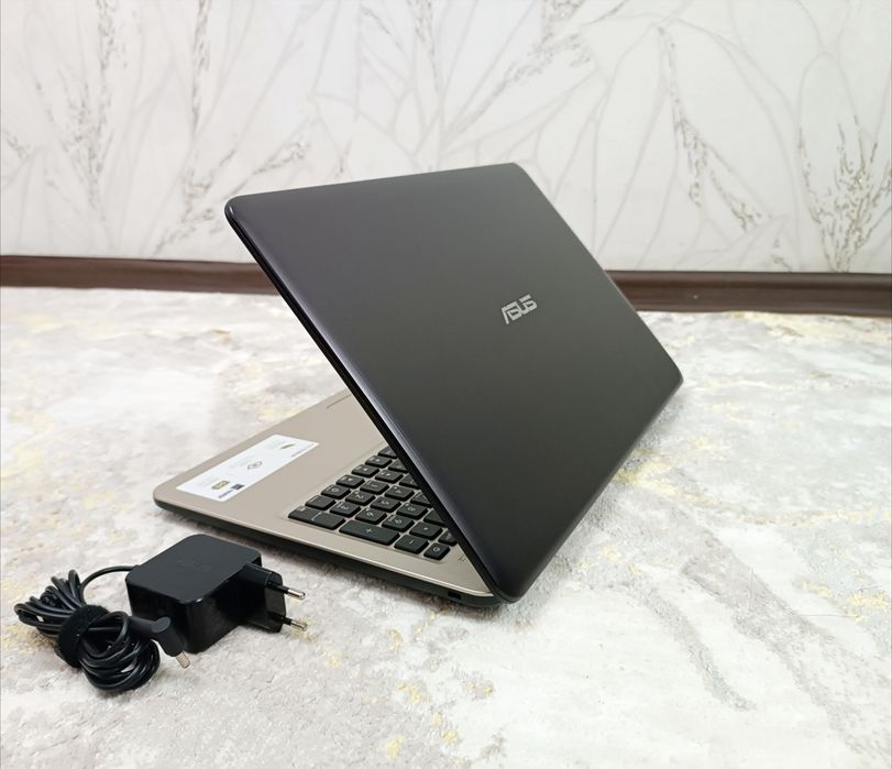 Ноутбук ASUS VivoBook в отличном состоянии.