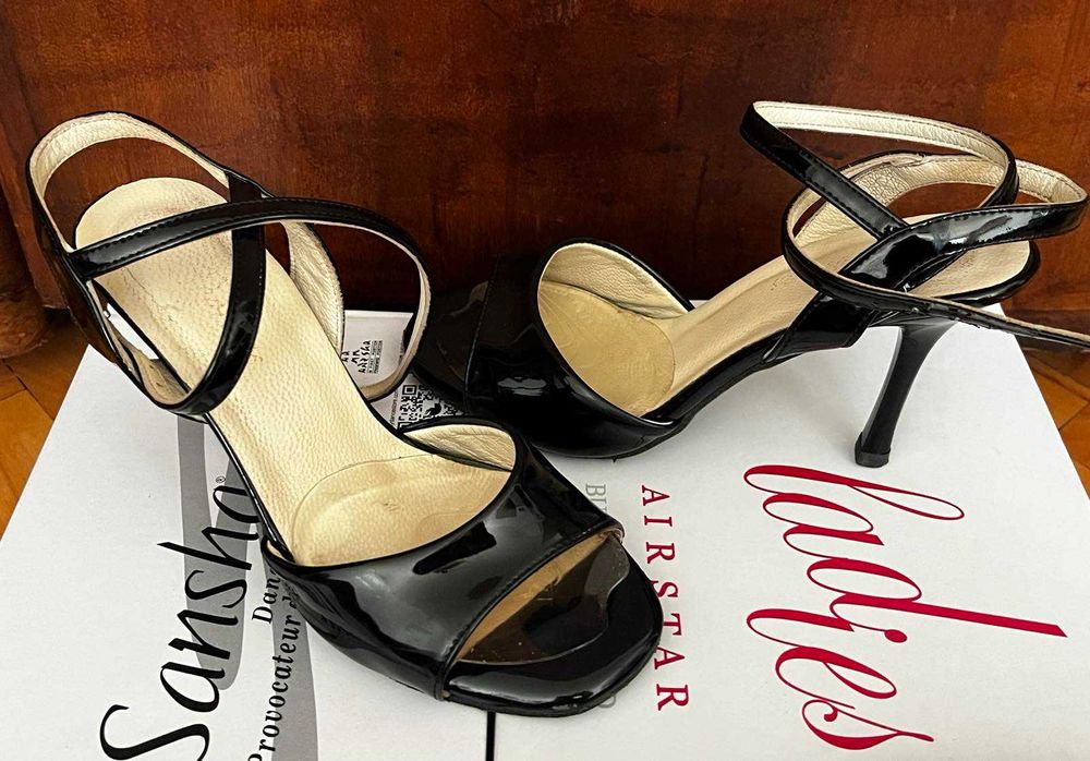 Танго обувки Adornos черни