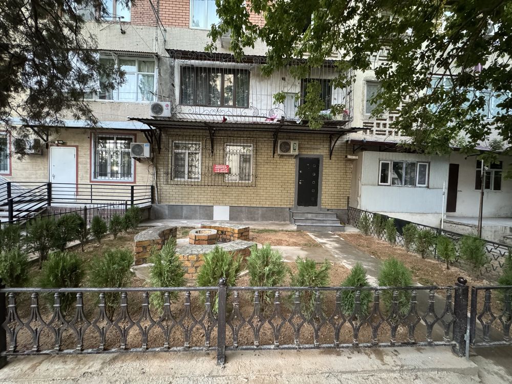 Срочно продаётся 2-комнатная квартира с шикарной обстановкай 1- этаж