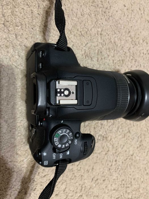 Canon EOS 700D + Obiectiv  EF-S 18-55mm IS - DSLR cu kit complet